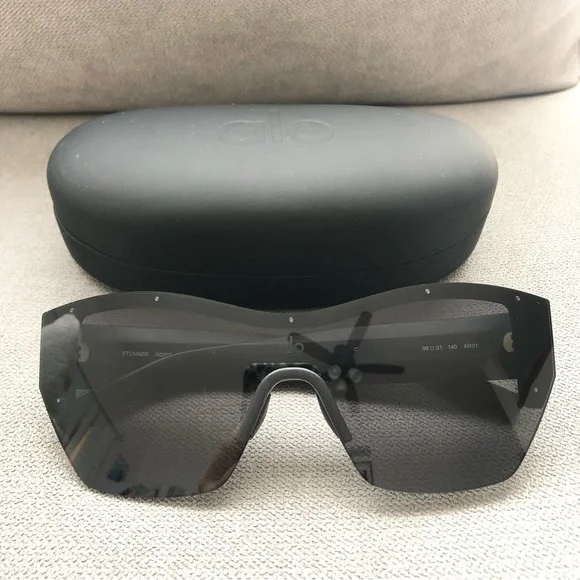 Alo Yoga Stunner Sunglasses Black - Picture 3 of 11